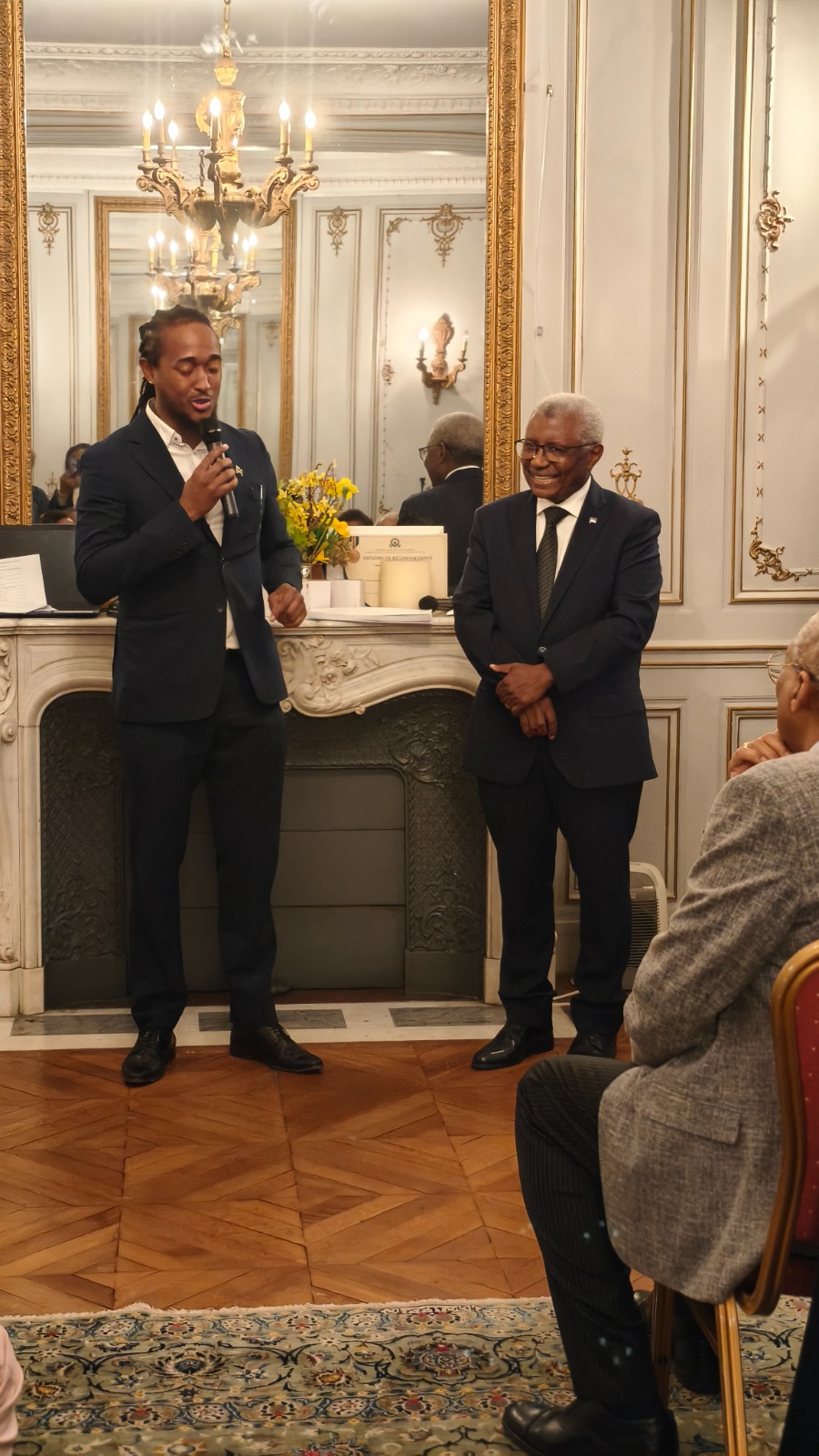L’Ambassadeur António Pedro Alves Lopes écoute le président de l’Alliance pendant la cérémonie.