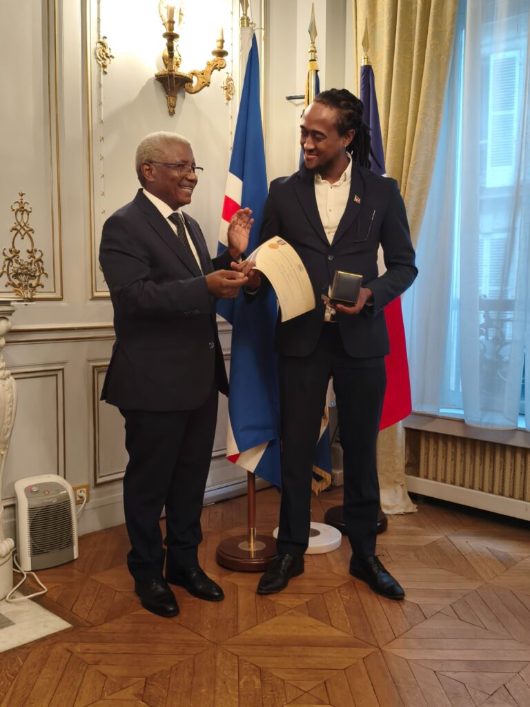 L’Ambassadeur António Pedro Alves Lopes remet une distinction au président de l’Alliance Capverdienne.