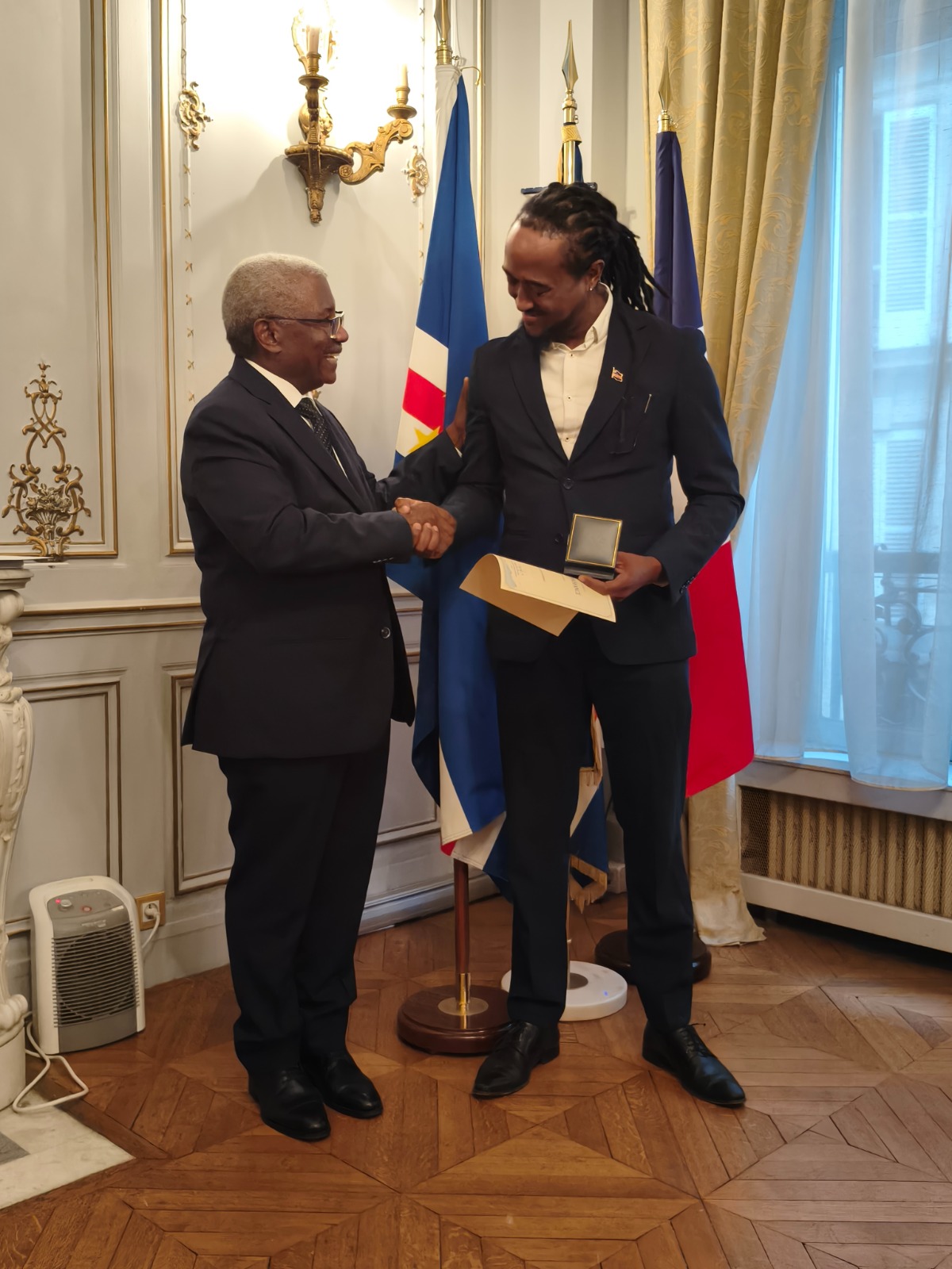 L’Ambassadeur António Pedro Alves Lopes et le président de l’Alliance se serrent la main à la fin de la cérémonie.